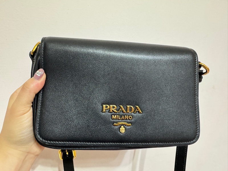Prada金色logo肩背包(斜背包)-1