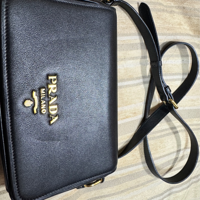 Prada金色logo肩背包(斜背包)-3