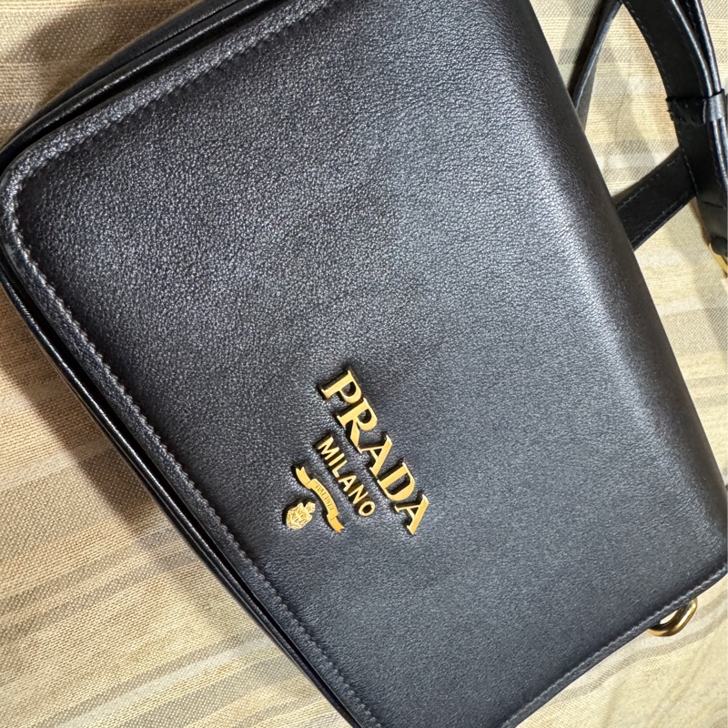 Prada金色logo肩背包(斜背包)-4
