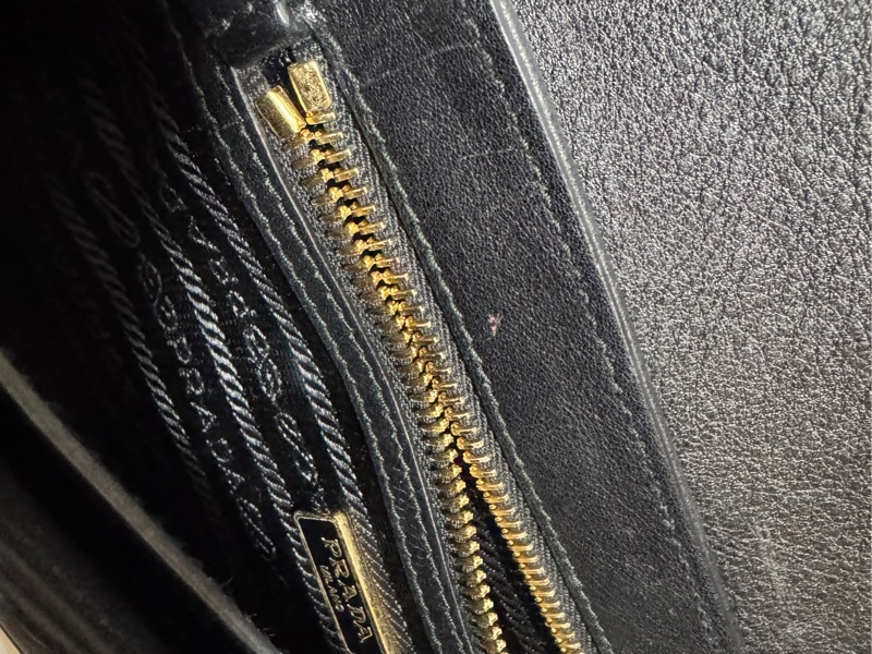 Prada金色logo肩背包(斜背包)-16