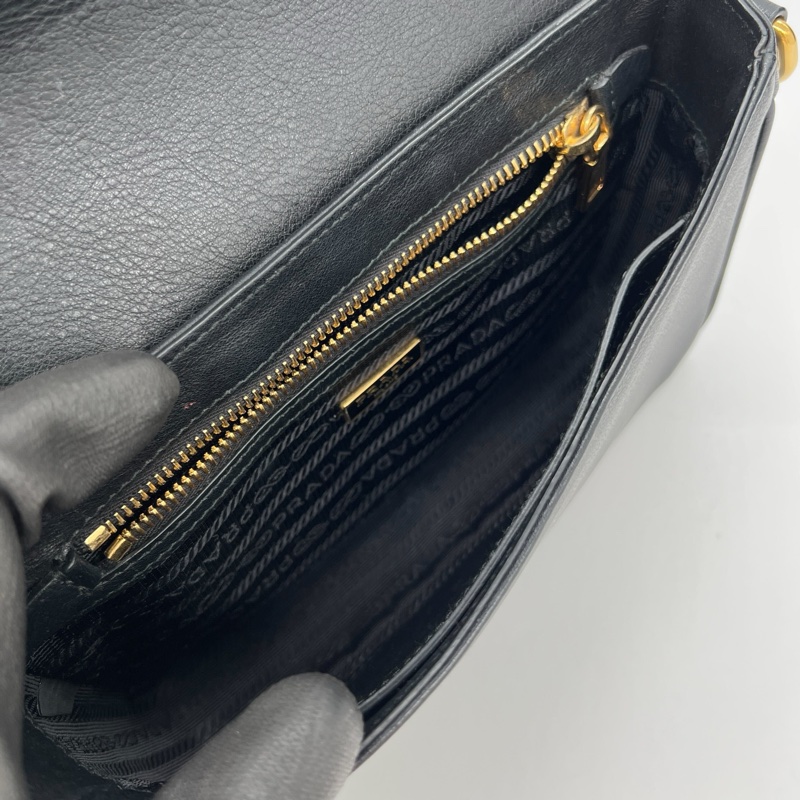 Prada金色logo肩背包(斜背包)-15