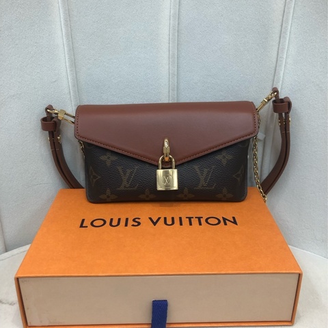 LV Padlock on 肩背包 XB555
