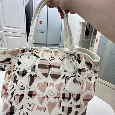 Burberry托特包內含2個小包（皮夾+拉鏈袋）