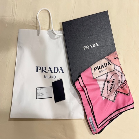 PRADA  滿版印花百搭絲巾