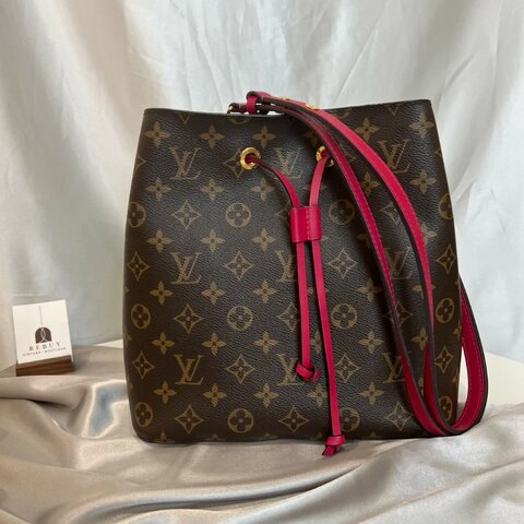 LV M44022 經典Neonoe系列老花玫紅水桶包