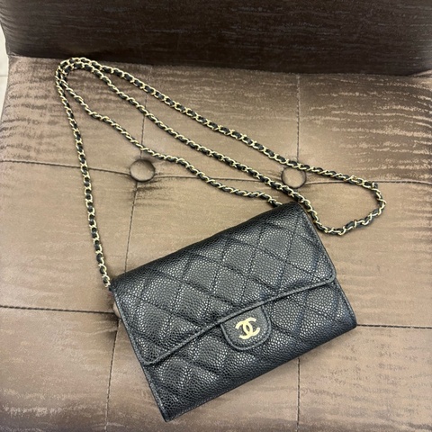 Chanel黑金荔枝皮斜背皮夾小包
