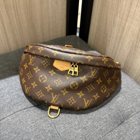 包況新 LV BUMBAG M43644 原花金釦拉鍊胸口包 腰包