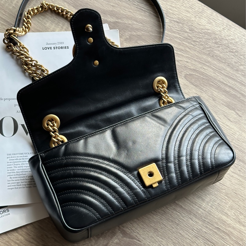 ‎˗ˏˋ 精緻女孩日常 º· 𓈒꙳ ‎˖ Gucci Marmont 26 黑色牛皮金釦肩背包 斜背包-11