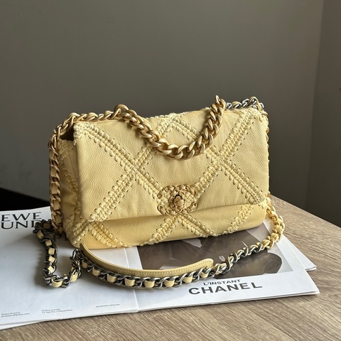 ‎˗ˏˋ 花小錢 辦大事 º· 𓈒꙳ ‎˖ Chanel AS1160 21C 早春渡假 限量 19系列 小雞黃 牛皮 鉤針編織 19 Bag 肩背包 斜背包