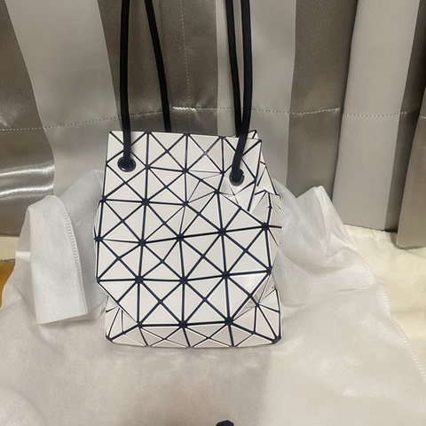 白色三宅一生水桶包/肩背背包/斜背包