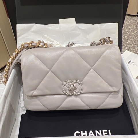CHANEL 19 灰奶色/芯片款