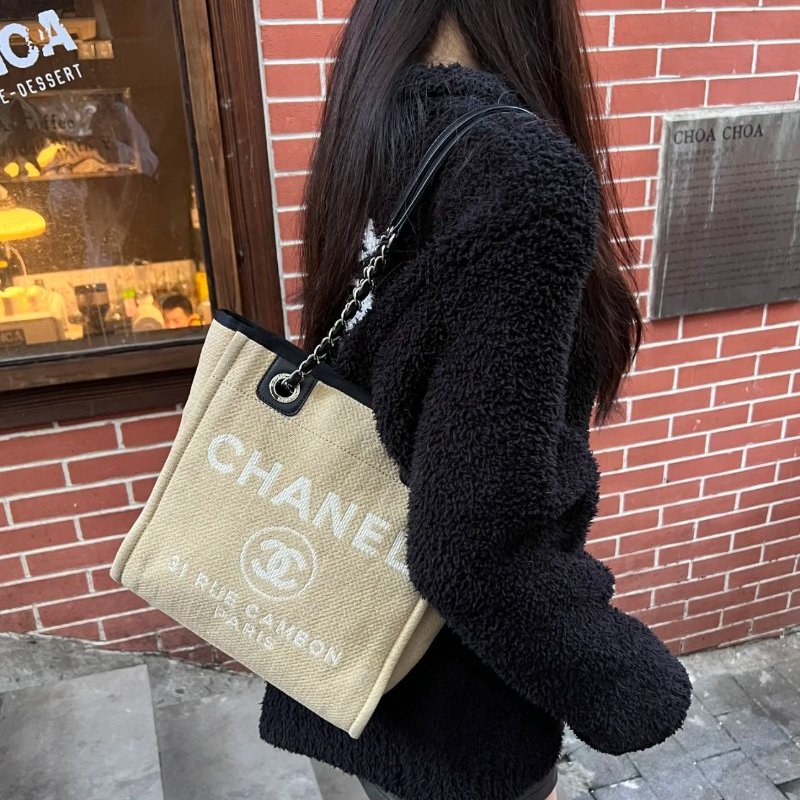 ✨CHANEL 奶茶色銀扣手提肩背沙灘包 26*26*11 98新配件塵袋-0