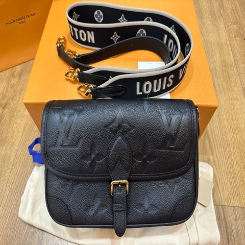 LV 黑牛皮壓紋 法棍包M46386