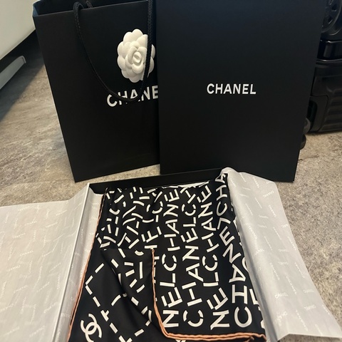Chanel 方巾