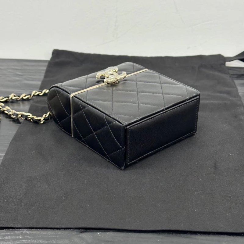 CHANEL 羊皮黑金翻蓋化妝包肩背斜背包 10*12*4 全新閒置配件:盒子塵袋卡册保卡-2