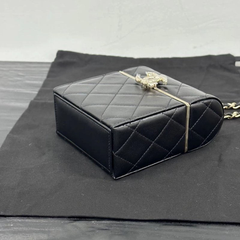 CHANEL 羊皮黑金翻蓋化妝包肩背斜背包 10*12*4 全新閒置配件:盒子塵袋卡册保卡-4