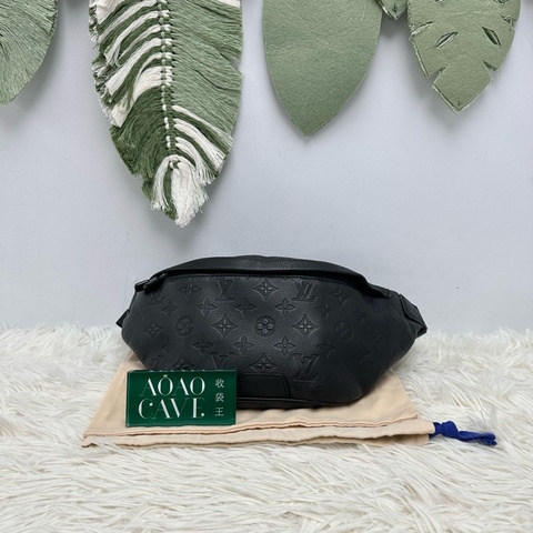 LV DISCOVERY BUMBAG PM Size 黑色真皮壓紋腰包 胸口包