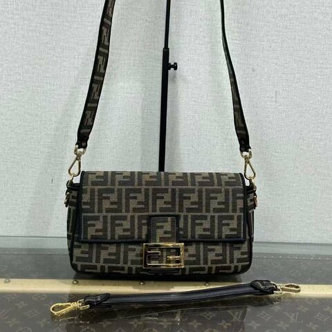 ✨FENDI 老花金扣中號法棍包 27*15*6 98新配件塵袋