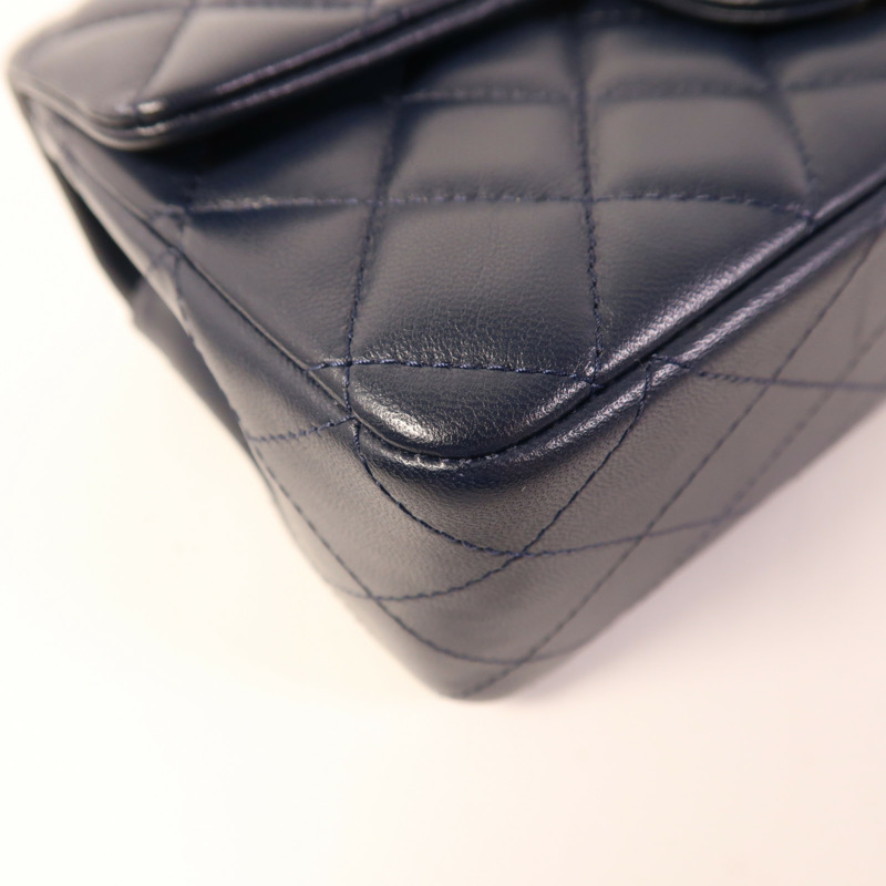 CHANEL 羊皮皮革Mini Classic 20金扣肩背袋-11