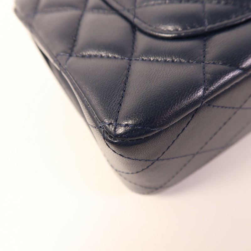 CHANEL 羊皮皮革Mini Classic 20金扣肩背袋-13