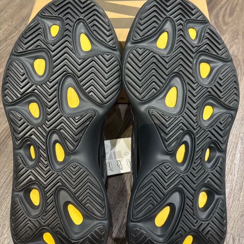 adidas 700 v3  夜光黑武士-3