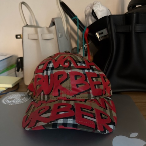 Burberry 塗鴨帽
