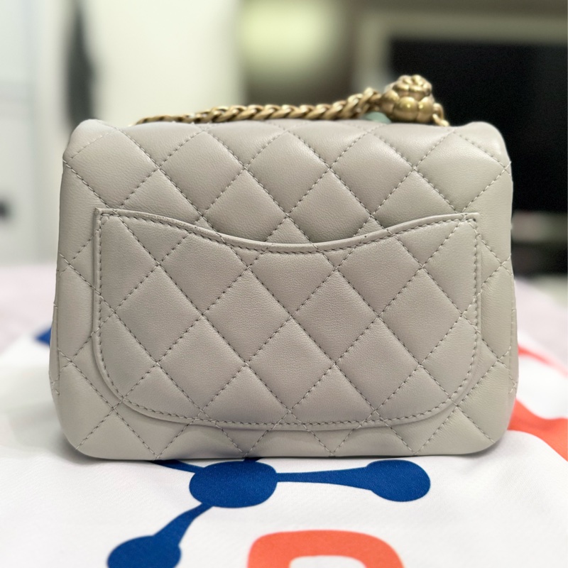 (9成新)香奈兒迷你垂蓋手袋 方胖子 灰色小羊皮及金色金屬 山茶花調節扣 Chanel Mini Flap Bag Lambskin and Gold-Tone Hardware with Camellia Adjustable Strap (Mini Square)-7