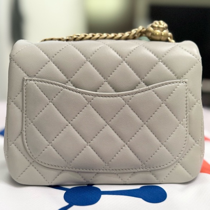 (9成新)香奈兒迷你垂蓋手袋 方胖子 灰色小羊皮及金色金屬 山茶花調節扣 Chanel Mini Flap Bag Lambskin and Gold-Tone Hardware with Camellia Adjustable Strap (Mini Square)-12