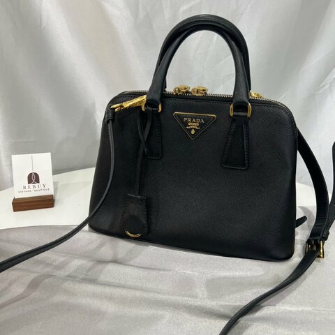 PRADA 黑金防刮十字紋貝殼包