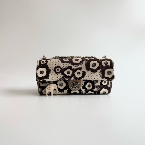 CHANEL米咖花卉帆布大象吊飾25CM口蓋包A28903
