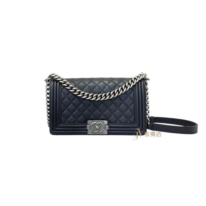 CHANEL 包包 BOY 25 黑色菱格牛皮銀釦口蓋包 A67086-0