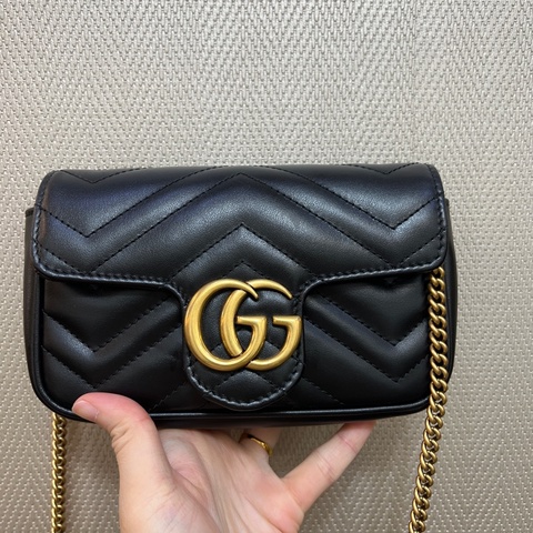 Gucci 黑牛皮山形紋霧金釦Super mini斜背包