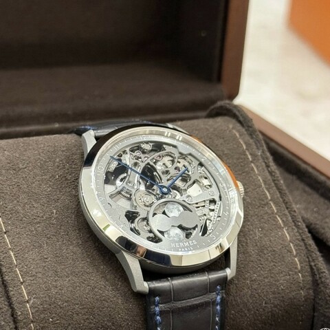 全新 Hermès
Slim Squelette Lune
超薄機械機芯，鏤空錶盤 腕錶，39mm W053606WW00
