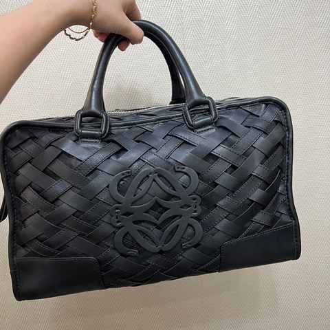 Loewe 黑牛皮編織銀釦手提包
