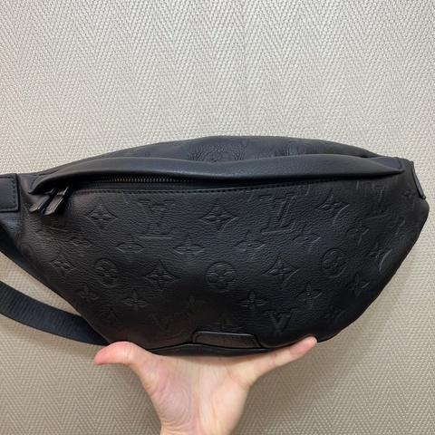 LV 黑牛皮壓紋Discovery PM黑釦胸口腰包M46036