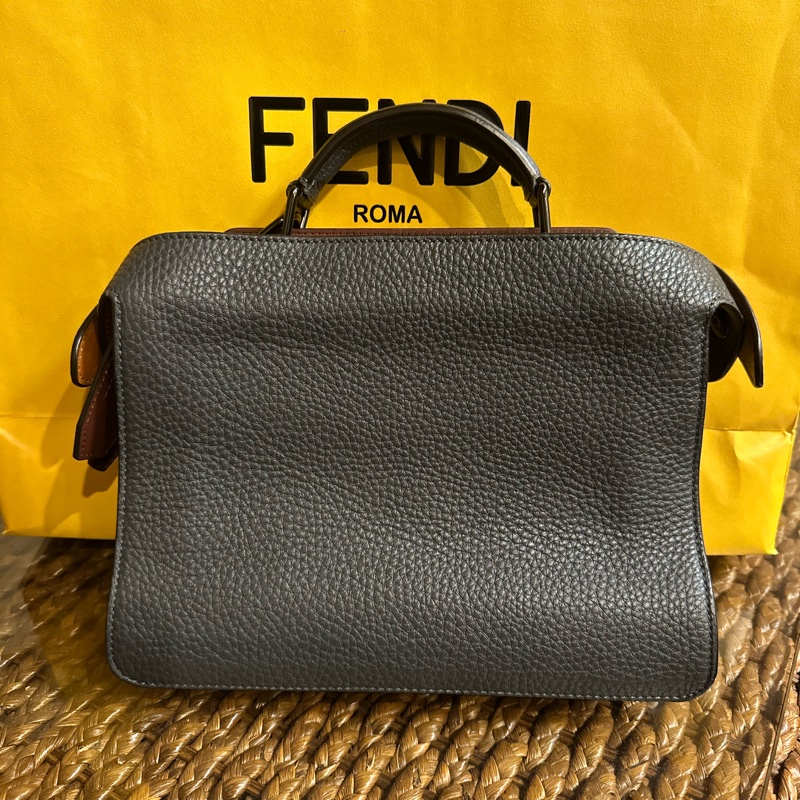 Fendi peekabooISEEU 迷你款 小牛皮斜背/手提包(深灰色)-8