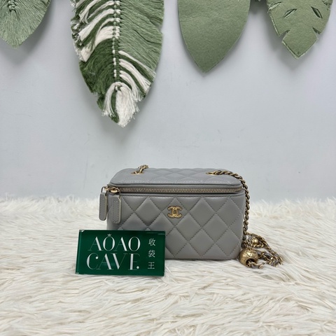 CHANEL 灰色羊皮金球長盒子