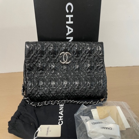 Chanel 山茶花壓印皺摺漆皮腋下包