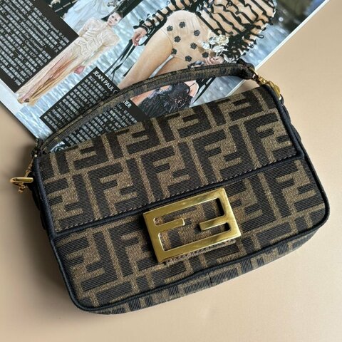 ::FENDI:: 經典Baguette 棕色FF提花布布手提斜背鏈包(小款)