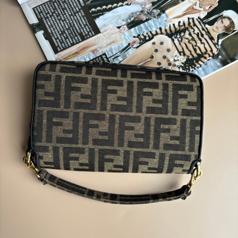 ::FENDI:: 經典Baguette 棕色FF提花布布手提斜背鏈包(小款)-1