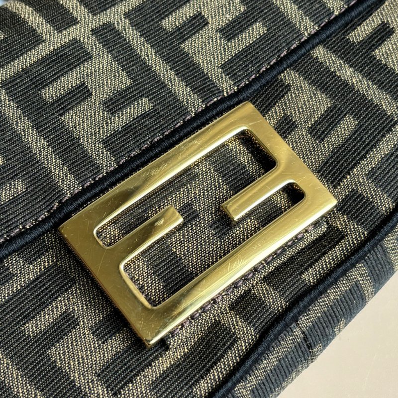 ::FENDI:: 經典Baguette 棕色FF提花布布手提斜背鏈包(小款)-2
