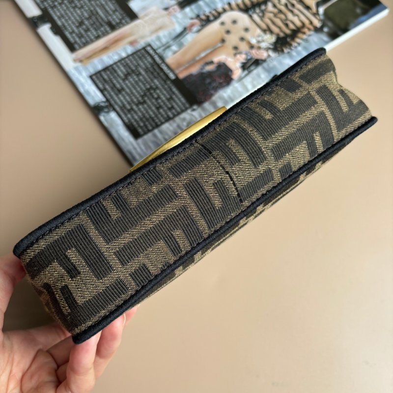 ::FENDI:: 經典Baguette 棕色FF提花布布手提斜背鏈包(小款)-3