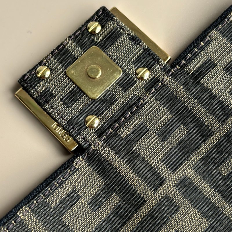 ::FENDI:: 經典Baguette 棕色FF提花布布手提斜背鏈包(小款)-11