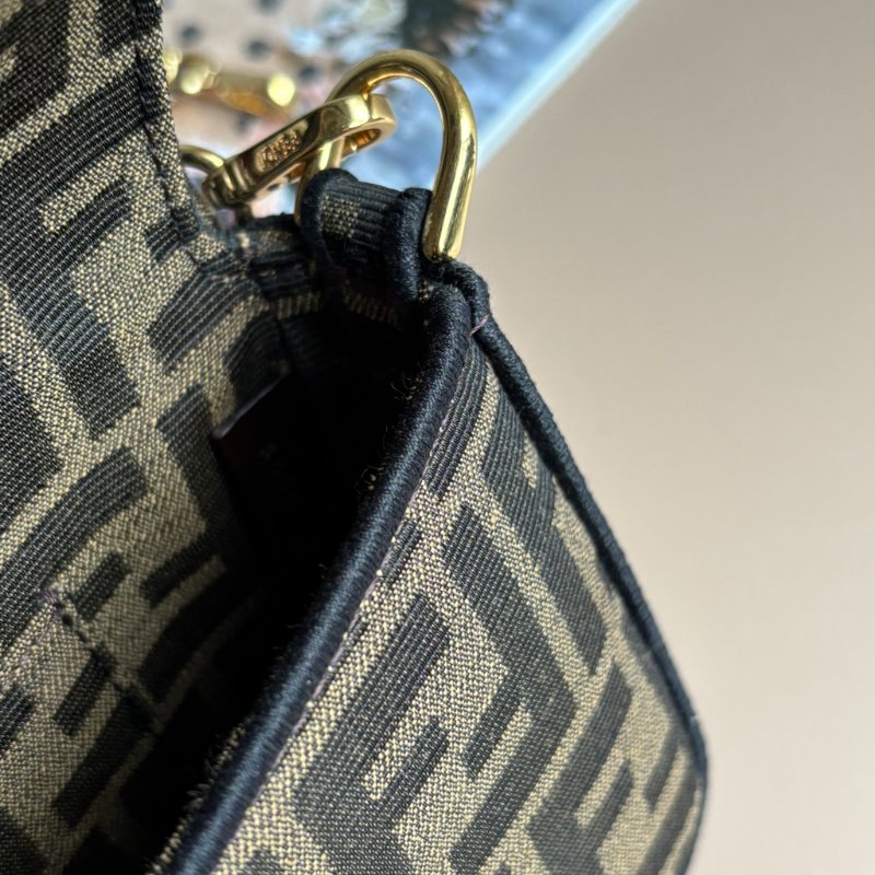::FENDI:: 經典Baguette 棕色FF提花布布手提斜背鏈包(小款)-12