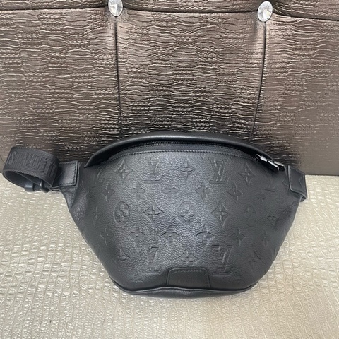 LV 黑牛皮壓紋黑釦Discovery PM胸口包 M46036