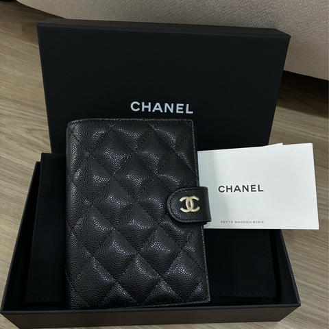 Chanel 經典黑金荔枝牛皮護照夾