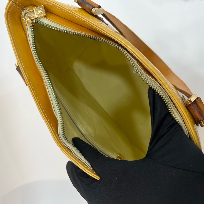 LV鵝黃色漆皮手提包-3