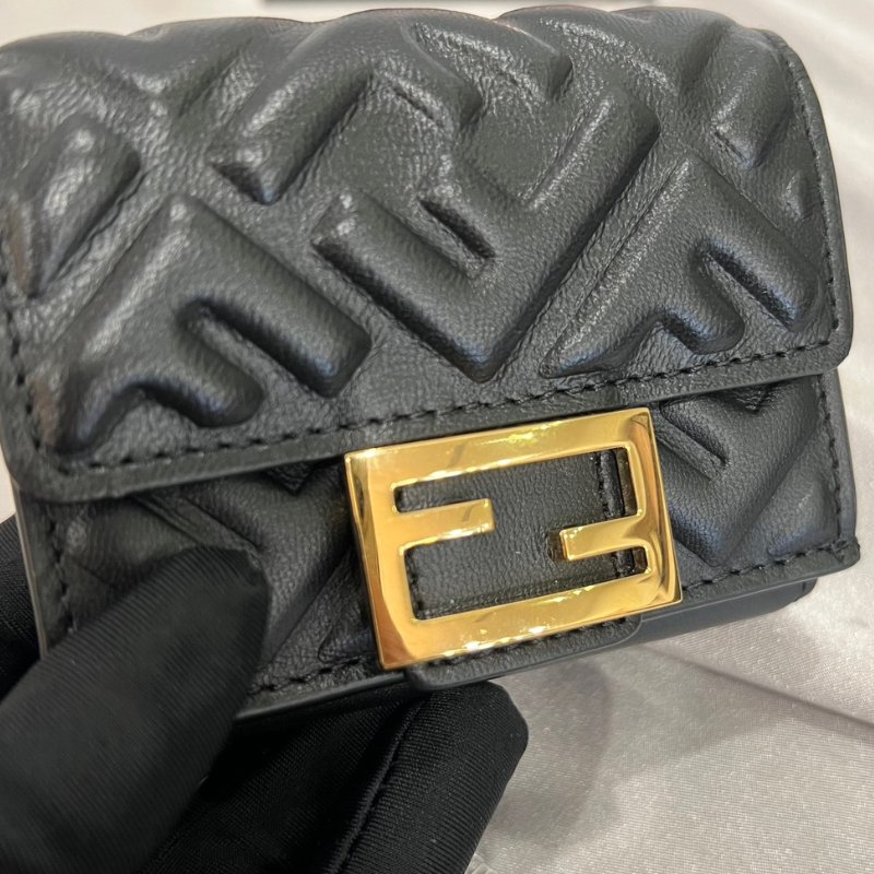 FENDI 黑牛皮金扣壓紋三折短夾-1