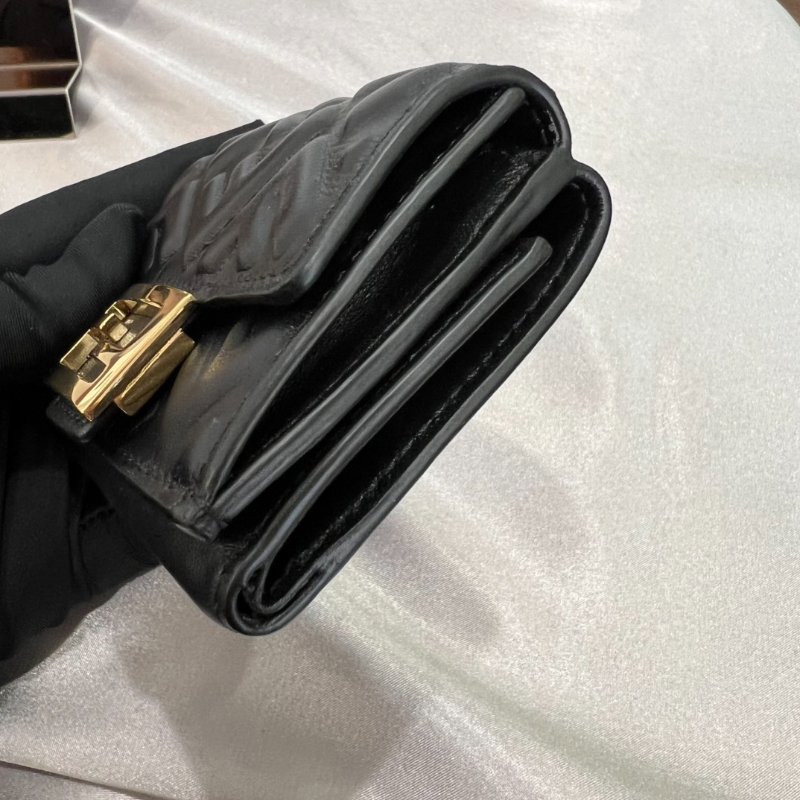 FENDI 黑牛皮金扣壓紋三折短夾-3