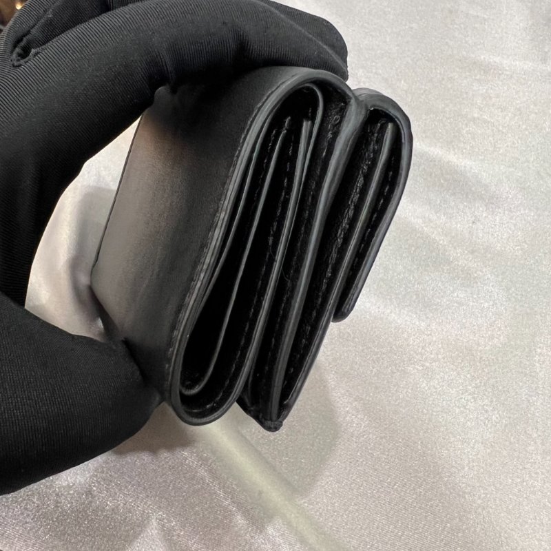 FENDI 黑牛皮金扣壓紋三折短夾-4